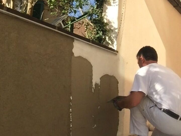 Wand wird mit der Glättkelle abgezogen