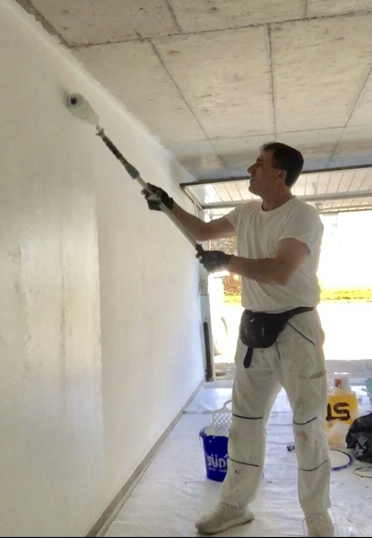 Gani Suka beim Streichen einer Wand